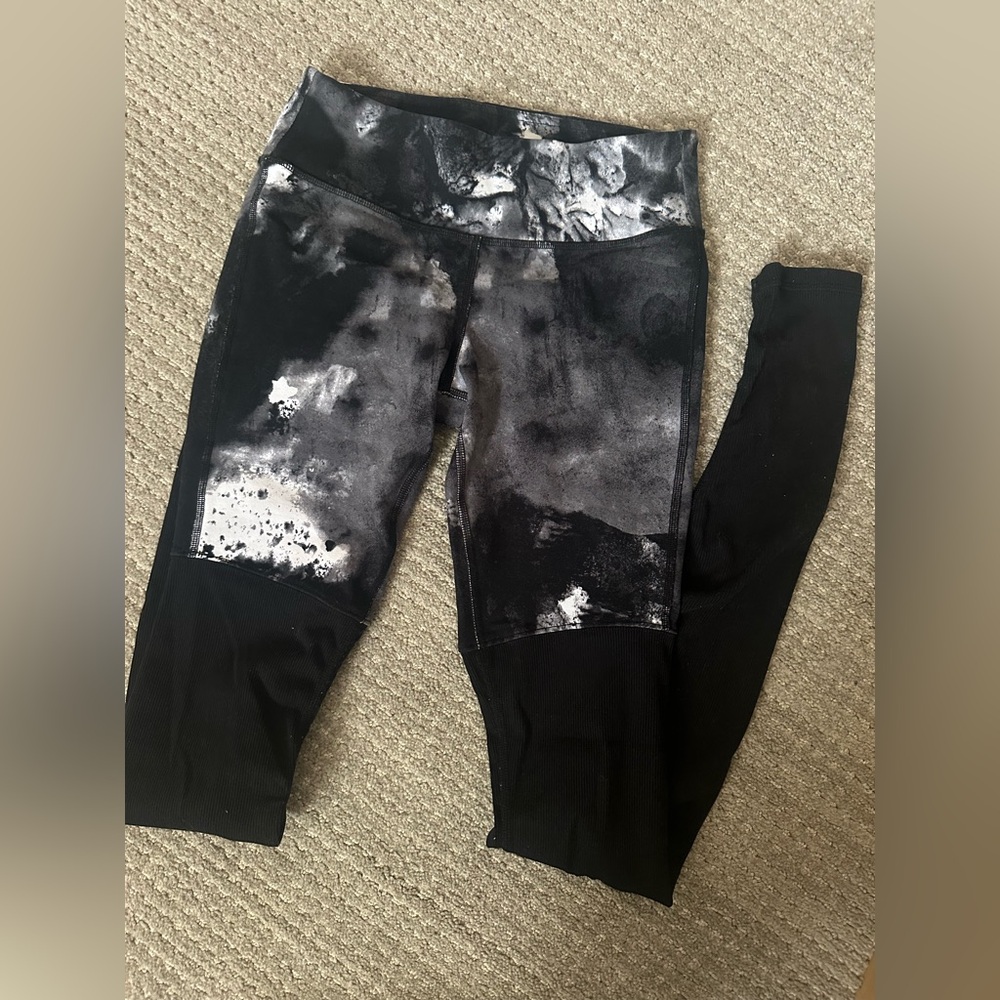 ALO Yoga Black and White Tie-Dye Leggings